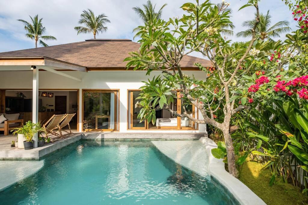 ギリ・トラワンガン Designer New 3Bdr - Lush Garden+Poolヴィラ エクステリア 写真