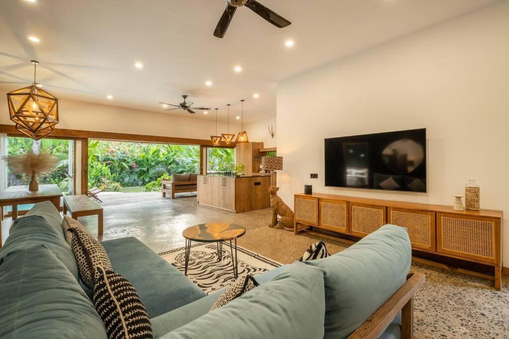 ギリ・トラワンガン Designer New 3Bdr - Lush Garden+Poolヴィラ エクステリア 写真